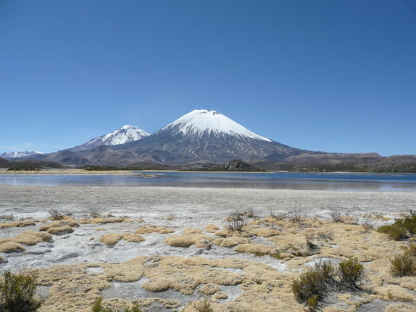Vulkanen Parinacota med Pomerape i bakgrunnen