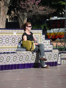 Jane koser seg i solen paa Plaza España
