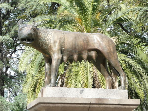 Den romerske ulv paa Plaza Italia