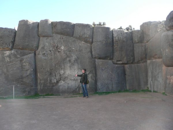 Eirik foran den tyngste steinen paa fortet
