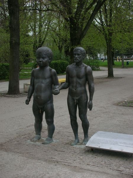 Creepy father and son-statue in Tartu