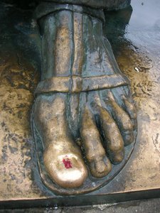 Shiny toe statue