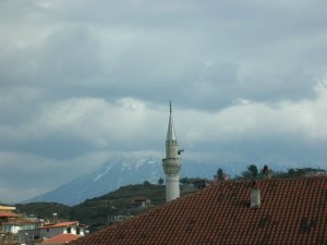 Minaret and mountain 