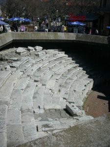 Another amphitheatre beneath the pedestrian precinct