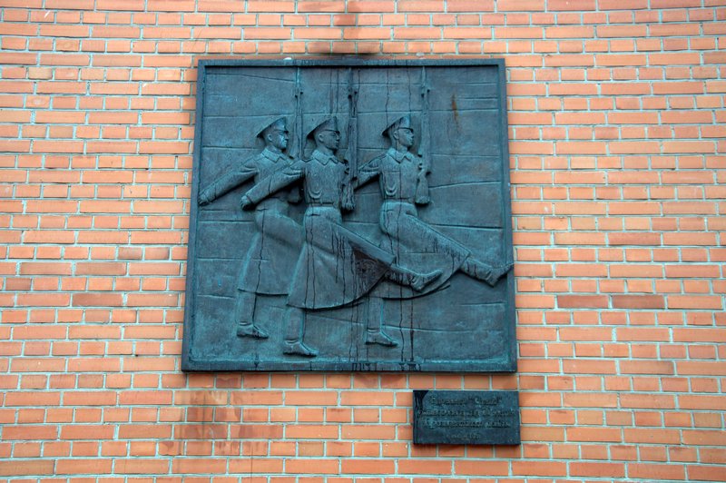 Soldiers relief on the Kremlin walls