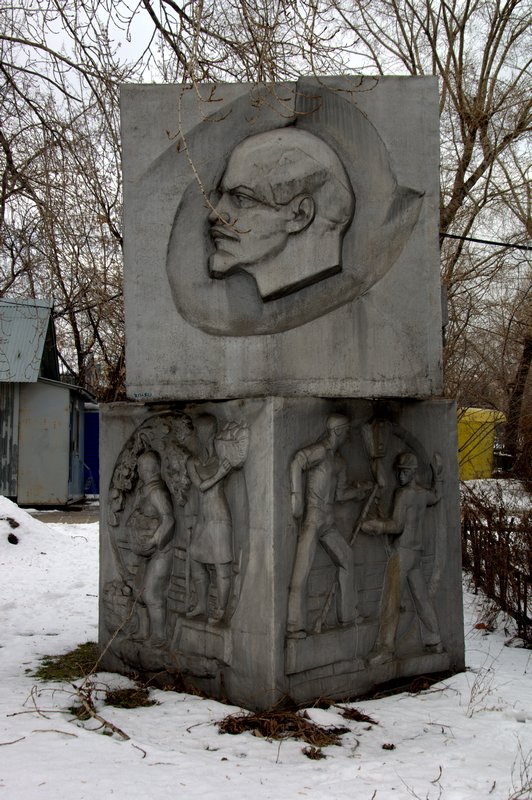 Socialist-realist cubes featuring Lenin