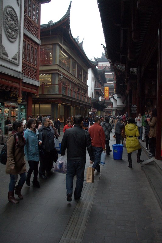 Yuyuan Bazaar shoppers