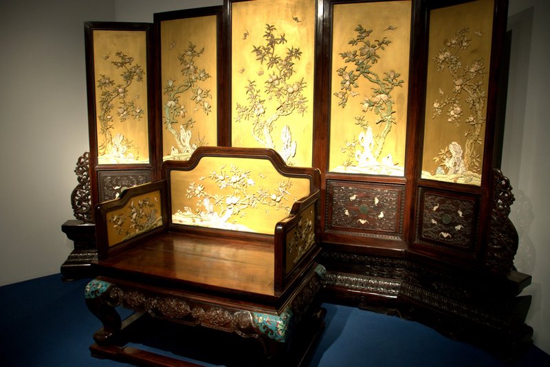 Screen set in a stand and throne chair with ivory-inlaid and gold-painted panel