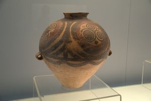 Painted pottery pot with ring pattern