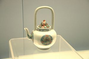 Ewer with overhead handle in Doucai (contrasting colours)