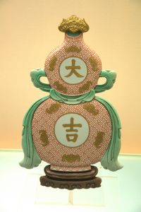Gourd-shaped hanging vase with Fencai design and "Da Ji"-inscription