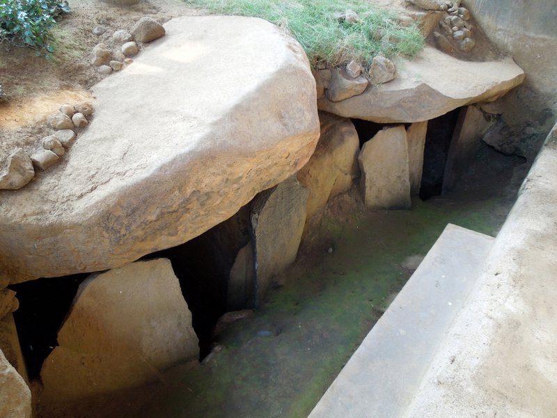 Dolmen-style tombs