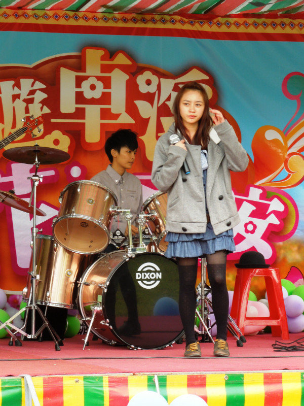 The background singer performing a Chinese song with the band