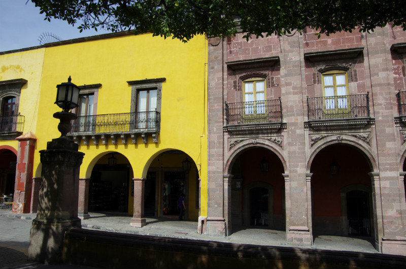 Buildings around El Jardín