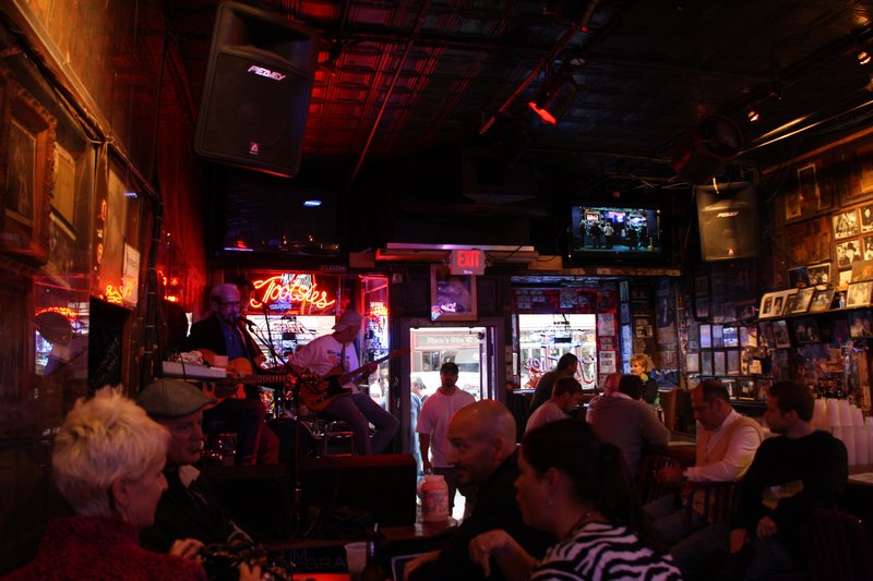 Listening to country at Tootsie´s, Nashville