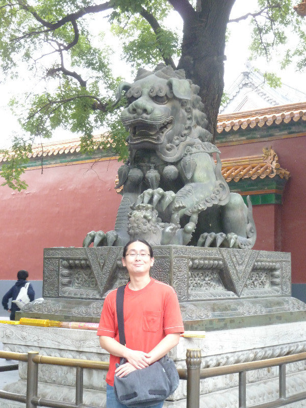 Clement and lion sculpture at the Lama Temple