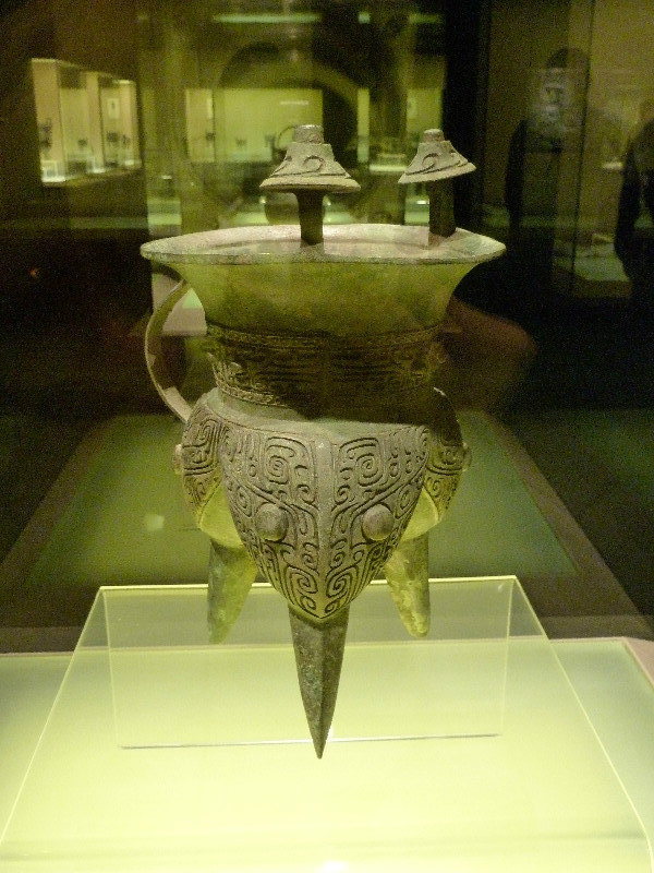 Bronze wine drinking vessels
