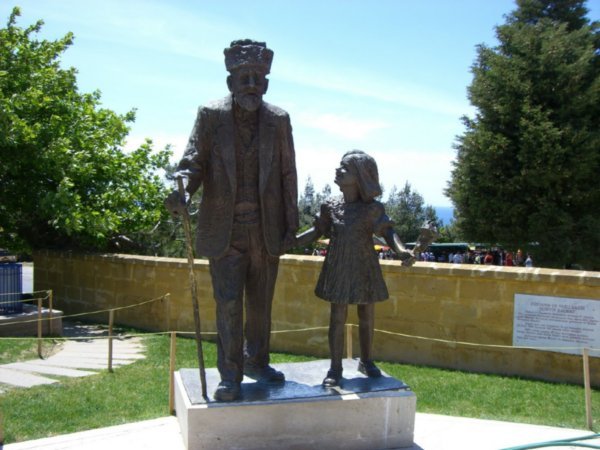 A statue of a Turkish veteran and a young girl