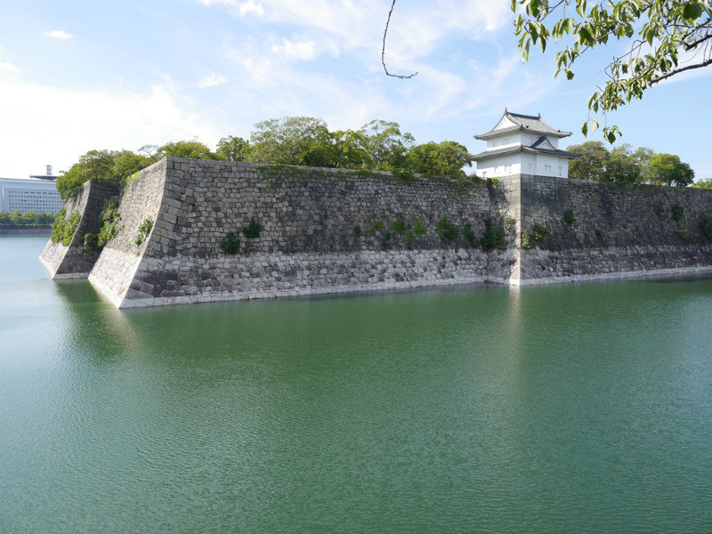 Walls over the moat