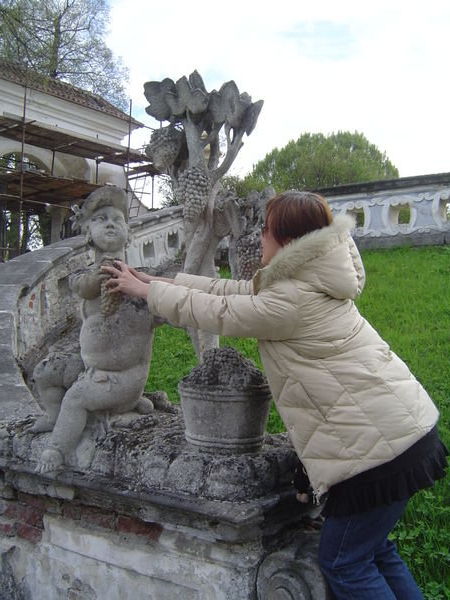 Snatching grapes w a statue