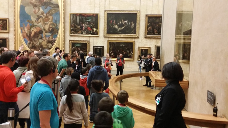 Crowd checking out the Mona Lisa, the Louvre