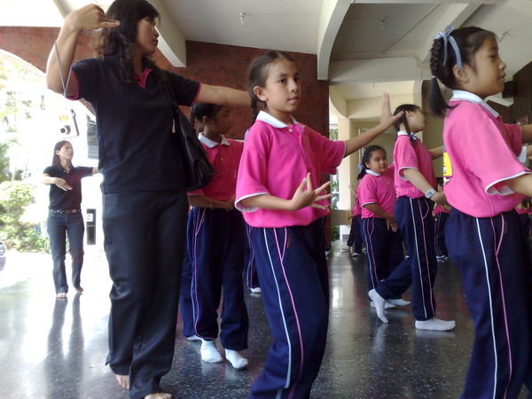 Learning Thai Dancing