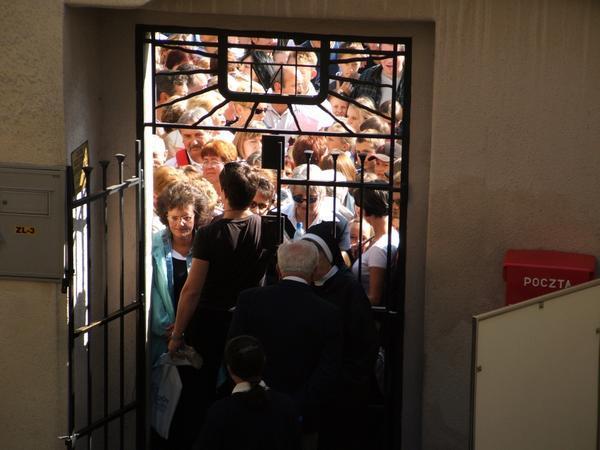 Crazy crowd trying to get into JPII's house