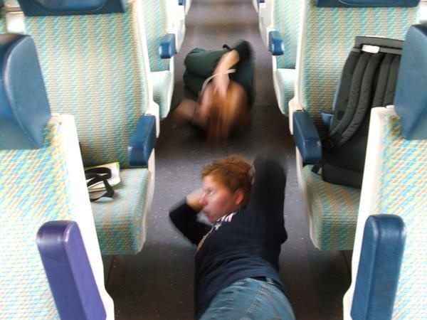 Hanna and Kristina doing crunches on the train