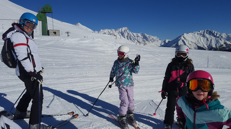 All the family on skis on the same piste