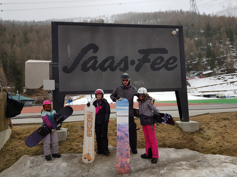 Saas fee snowboarding