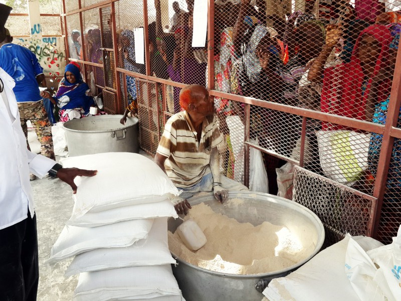 Food distribution to Somali refugees, Ali Adde
