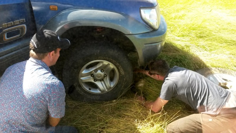 Flat tyre, very happy to be with 2 handy kiwi blokes