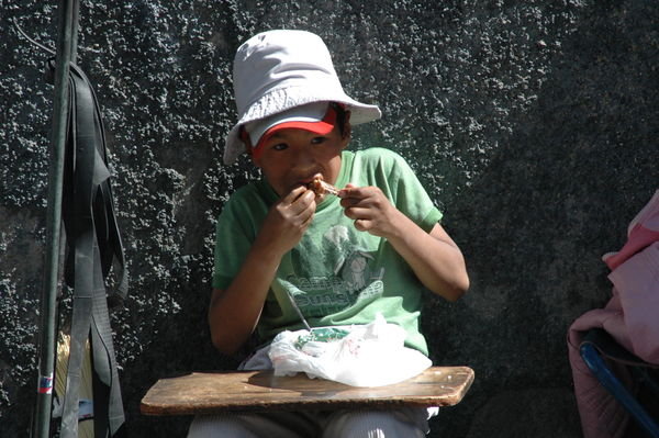 Kid eating Av. Arse