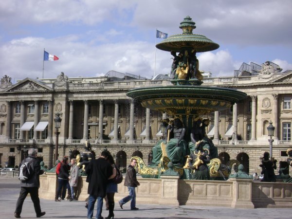 Fountain along Champs d'Elysee