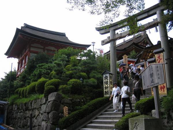 The stairway to the temple ok Kodai-ju