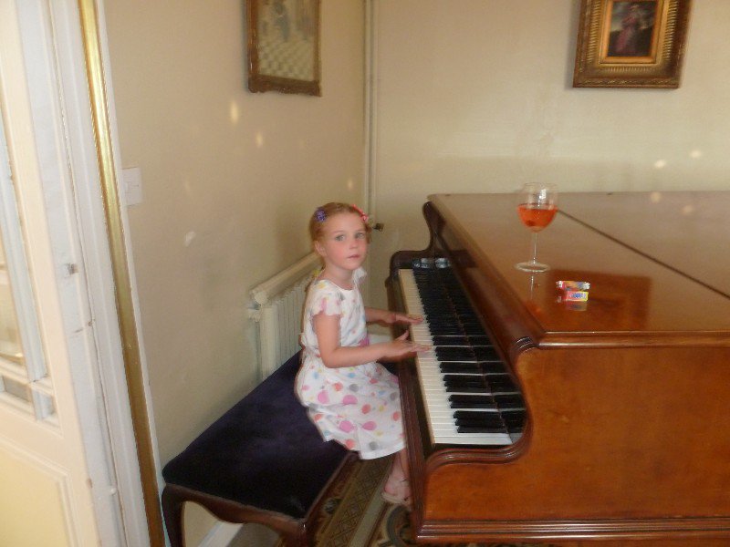Lois plays Piana