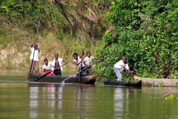 Kids in pirogues on the river