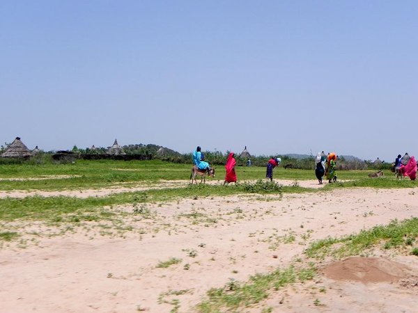 Women walking to an IDP site