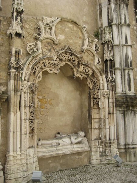 Lisbon: Convento do Carmo wall and tomb