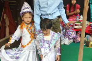 Burmese children 