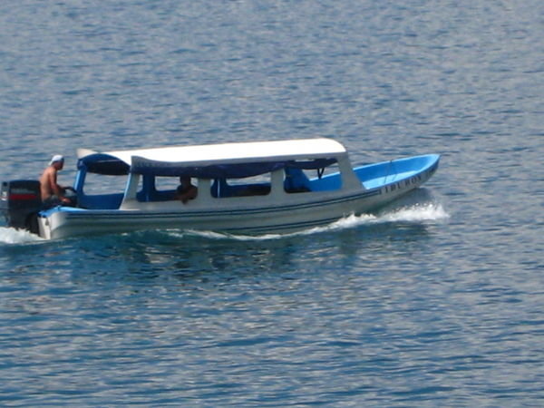 a Lago Atitlan lancha