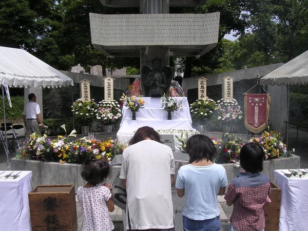 Japanese family praying to Sadako statue