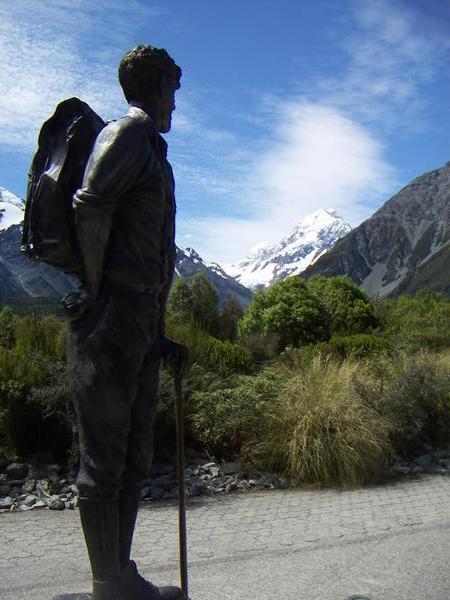 Sir Edmond Hilary statue looking up at Mt Cook