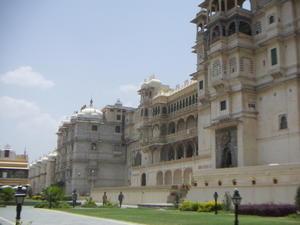 The huuuge City Palace of Udaipur