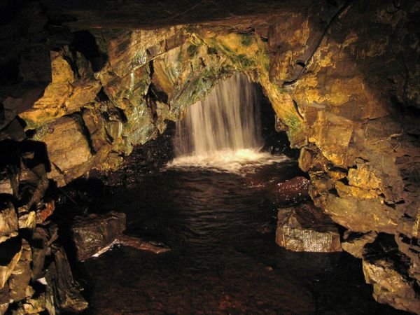 Small waterfall in white scar cave