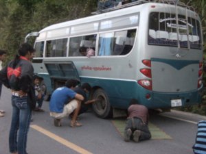 Juste avant d'arriver a Luang Nam Tha, he oui, encore brise! / Just before we got to Luang Nam Tha... Of course, the bus broke down!