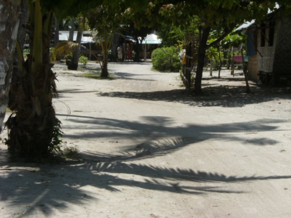 Route vers le village / Road to the village - Malapascua