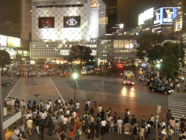 La FAMEUSE intersection... Regardez la mer de monde / The FAMOUS intersection... Look at the people! - Tokyo