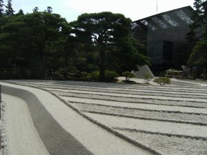 Chaque detail est scrupuleusement observe a la loupe / Every detail is scrupulously looked after - Pavillon Ginkakuji Pavilion - Kyoto