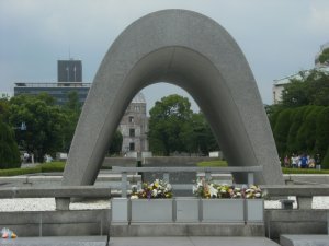 Cenotaphe, avec en toile de fond, la Flamme de la Paix et le Dome A / Cenotaph for the victims, with in the back, the Peace Flame and the A-Bomb Dome - Parc Memorial de la Paix / Peace Memorial Park - Hiroshima